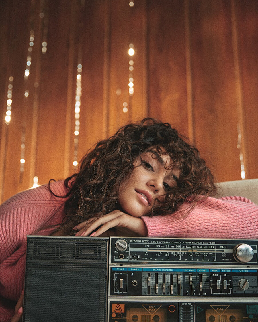 Hande Erçel.