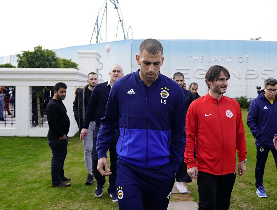 Fenerbahçeli futbolculara, namazdan çıkanlar büyük ilgi gösterdi.