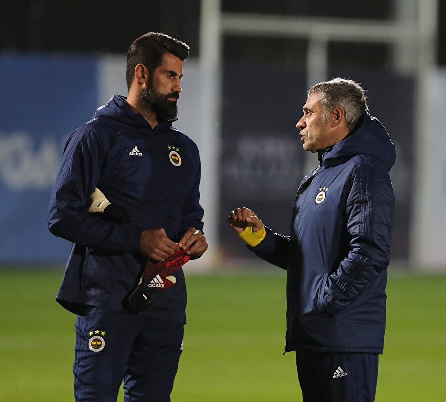 Ersun Yanal dünkü idmandan önce Volkan Demirel'le özel bir görüşme gerçekleştirdi.