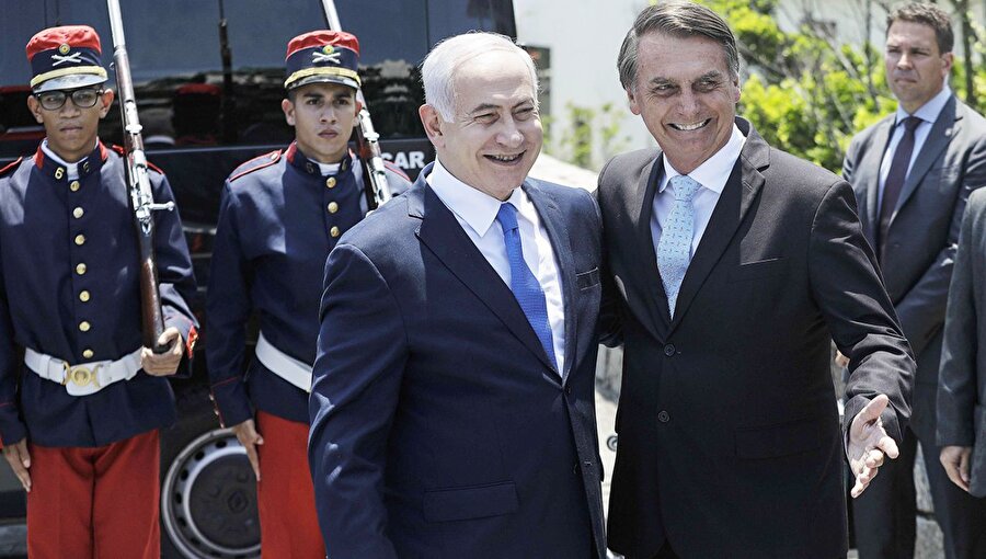 Netanyahu, aradığını Brezilya'da buldu
İsrail Başbakanı Benyamin Netanyahu, üç günlük Brezilya gezisinden eli dolu döndü. Ülkenin yeni Devlet Başkanı Jair Bolsonaro'nun yemin törenine de katılan Netanyahu, Brezilya'nın Tel Aviv'deki büyükelçiliğinin Kudüs'e taşınacağının sözünü aldığını açıkladı. Netanyahu, "Büyükelçilik taşınacak, ama henüz zamanı konusunda kesin karar verilmiş değil" dedi.