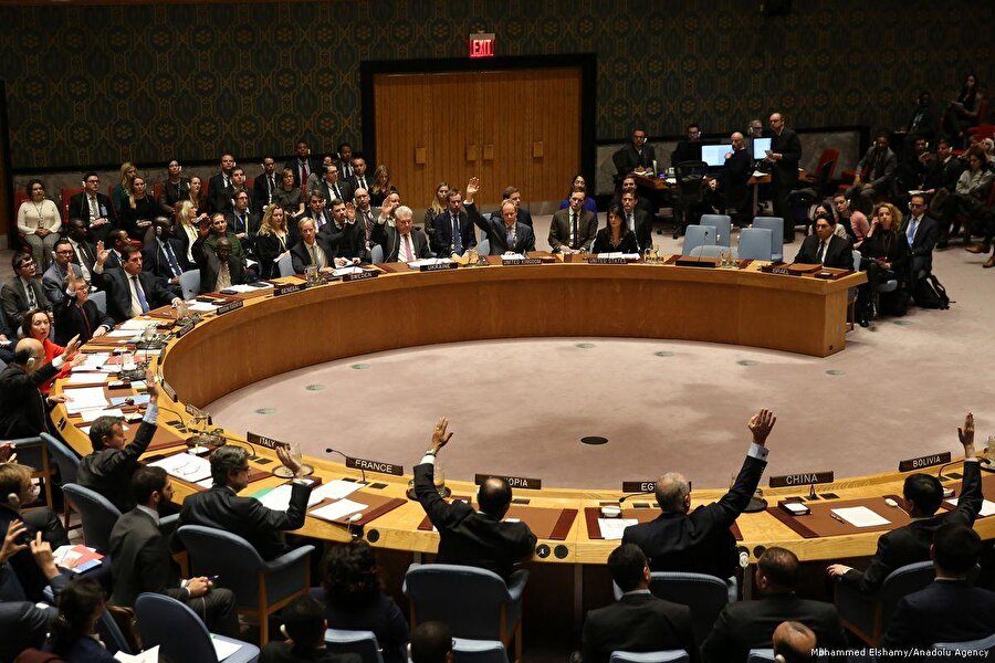 Somali'den BM'ye “iç işlerimize karışmayın” tepkisi
Abukar Dahir Osman, BM Güvenlik Konseyinin Somali oturumunda, iç işlerine karışmakla eleştirdiği BM ve ülkesinde istenmeyen adam ilan ettikleri BM Somali Özel Temsilcisi Nicholas Haysom'a tepki gösterdi. Somali'nin BM'nin eleştirisine ve Somali'yi yönlendirmesine değil, desteğine ihtiyaç duyduğunu belirten Osman, ''BM ve yetkililerinin iç işlerimize karışmama ve Somalililerin kendi kaderlerini kendilerinin tayin etmesine saygı duyma gibi bir görevi, hatta yükümlülüğü var.'' diye konuştu.