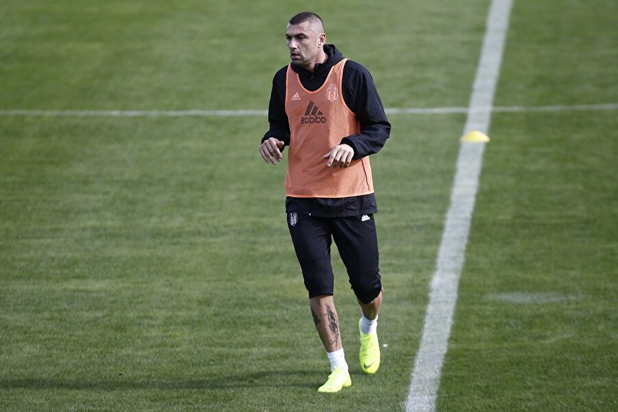 Burak Yılmaz ilk idmanında takımdan ayrı ısınıyor.