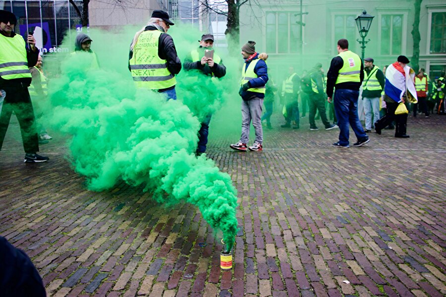 Sarı yelekliler Hollanda'da 

                                    
                                    Hollanda'da "sarı yelekliler"in protesto gösterisinde 5 kişi gözaltına alındı. Sarı yelekliler, sosyal medyadan yapılan çağrılar üzerine bu kez Hollanda Parlamentosu önünde toplandı. Yaklaşık 200 kişinin katıldığı gösteride, sarı yelekliler, Parlamento'dan şehir merkezine yürüdü. Genellikle aşırı sağcı grupların yer aldığı gösteride polis ile sarı yelekliler arasında arbede yaşandı.
                                
                                