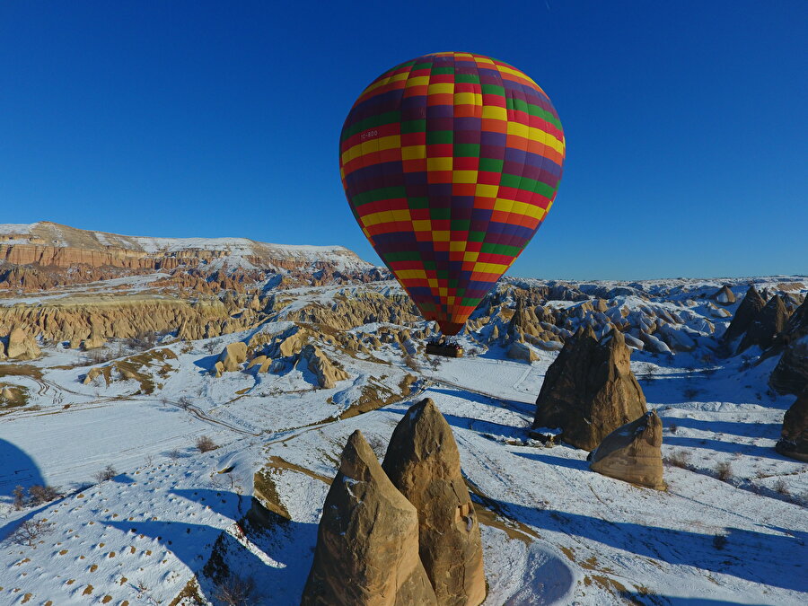 Kışın ayrı güzel: Kapadokya

                                    
                                    Türkiye'nin gözde turizm merkezi Kapadokya bölgesi, misafirlerine bir günde hem peribacalarıyla kaplı yörede balon turuna çıkma hem Erciyes Dağı'nda kayak yapma hem de Kozaklı'da kaplıca keyfi çıkarma fırsatı sunuyor. Yerli ve yabancı turistlerin gözdesi Kapadokya bölgesi, yarıyıl tatilini balon turu ile kayak ve kaplıca keyfini aynı gün yaşamak isteyenleri bekliyor. Bölgede, tatilciler, sıcak hava balonu turlarına katılarak doğal kaya oluşumlarıyla kaplı vadiler ve peribacalarının otantik atmosferini gökyüzünden kuş bakışı izleme fırsatı buluyor.
                                
                                