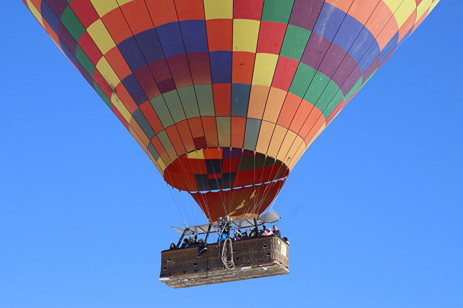 Her geçen yıl daha çok ilgi gören ve son yıllarda Kapadokya turizminin lokomotifi haline gelen balon turları, bölgenin doğal güzelliklerini görmek için gelen yerli ve yabancı turistlere eşsiz bir deneyim sunuyor. 
  


  
Hava koşullarının elverişli olduğu günlerde sabahın erken saatlerinde peş peşe gökyüzüne yükselen balonlar, bölgenin eşsiz manzarasına ayrı bir ahenk katıyor.