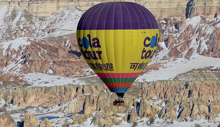 Bölgede faaliyet gösteren 25 firmanın düzenlediği turlarla balonlar, sabahın ilk ışıklarıyla gökyüzüne yükseliyor. Aynı anda 100 balonun uçuşuna izin verilen bölgede, günün ilerleyen saatlerinde talep ve hava şartlarına bağlı olarak 50 balon daha havalanabiliyor.UNESCO Dünya Kültür Mirası Listesinde yer alan Kapadokya'yı ziyaret eden turistlerin katıldığı aktivitelerin başında gelen sıcak hava balon turları turizmin yanı sıra istihdam ve ekonomiye de önemli katkı sağlıyor.