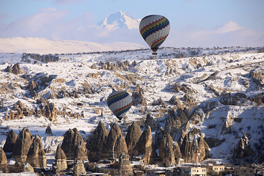Durmaz, "2018 yılı turizm açısından ve Kapadokya'daki balon sektörü açısından çok mükemmel geçti. Bölgeye gelen misafirlerin yüzde 90'ı balona binmek istiyor. Son aylardaki hava şartları dolayısıyla balona binemeyenler için gün içinde farklı saatlerde ek sortiler düzenlenerek bu ihtiyaç karşılanmaya çalışıldı. Balon başlı başına bir sektör haline geldi. Ekonomiye büyük katkı sağlıyor, aynı zamanda bölgede istihdam oluşturuyor. Pilotun yanı sıra yer ekibi ve servis personellerinden oluşan geniş bir ekiple hizmet sunuluyor." dedi.