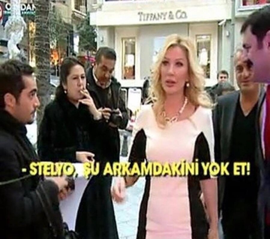 Sokakta broşür dağıtan biri peşime takıldı