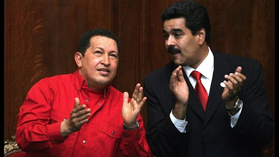 Hugo Chavez'in Başkan Yardımcısı olarak atandı

                                    Hugo Chavez, 1992 yılında ordudaki diğer yönetim karşıtı askerler ile birlikte, iktidardaki Carlos Andres Perez'i devirme girişiminde bulundu. Darbe girişiminin başarısız olması üzerine, iki yıl hapis cezasına çarptırıldıktan sonra serbest bırakıldı.
Cezasını tamamladıktan sonra Beşinci Cumhuriyet Hareketi adlı partiyi kurmasına Nicolas Maduro da yardım etti. Hugo Chavez’in 1998 yılındaki cumhurbaşkanlığı seçimleri sırasında bölgesel siyasi koordinatörlerinden biri olarak çalıştı. 2012 cumhurbaşkanlığı seçimlerinden 3 gün sonra, 10 Ekim 2012 tarihinde, Başkan Chavez'in Başkan Yardımcısı olarak atandı.
                                