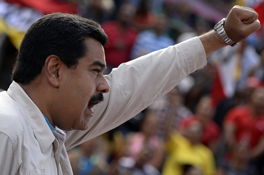 %50.6 oy oranıyla Venezüella Devlet Başkanı oldu

                                    Nicolás Maduro, Ağustos 2006 ile Ocak 2013 tarihleri arasında Dışişleri Bakanı oldu. Nicolas Maduro, önceki Venezüella Devlet Başkanı Hugo Chavez'in Devlet Başkan Yardımcısı olarak görev yaptı. Hugo Chávez 5 Mart 2013 tarihinde hayatını kaybedince önce geçici olarak, daha sonra aynı yıl yapılan seçimde %50.6 oy oranıyla başkan oldu.
                                