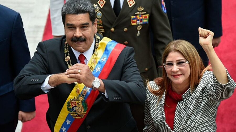 Venezuela Başsavcısıyla dünya evine girdi

                                    Nicolas Maduro, 8 Temmuz 2013 tarihinde; 1992 yılından bu yana 20 yıldır birlikte olduğu eski meclis başkanı ve şimdiki Venezuela Başsavcısı Cilia Flores ile evlendi.Önceki birlikteliklerinden Flores’in 3, Maduro’nun bir çocuğu bulunuyor.
                                