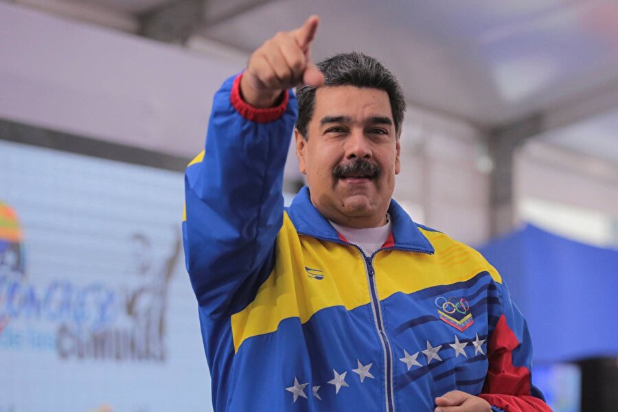 %67.8 oy oranıyla yeniden başkan olarak seçildi

                                    20 Mayıs 2018 tarihindeki yapılan yeni başkanlık seçimlerinde ise %67.8 oy oranıyla ilk turda yeniden başkan olarak seçildi. Venezuela Devlet Başkanı Nicolas Maduro'ya 4 Ağustos 2018 tarihinde törende konuşma yaptığı sırada bomba yüklü İHA ile saldırı düzenlenmek istendiği açıklandı. Maduro olaydan yara almadan kurtuldu. 
                                