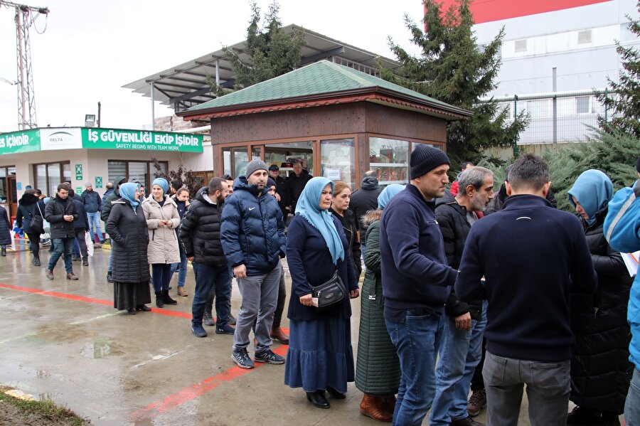 Kilosu 1.5 TL’den satılan şekere işçiler büyük rağbet gösterdi.