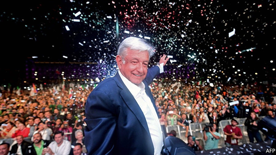 Meksika'da bir ilk 

                                    Meksika'da devlet başkanlığı seçimlerini uzun yıllar sonra ilk kez bir sol aday Andrés Manuel López Obrador kazandı. Obrador ülkesinde "radikal bir değişim" ve "yolsuzlukla mücadeleyi" vadediyor.
  
64 yaşındaki Obrador, başkent Mexico City'nin eski belediye başkanı. Ülkenin güneyindeki Tabasco Eyaleti'nde, esnaflık yapan bir ailenin çocuğu olarak dünyaya gelen Obrador, siyasi kariyerine yıllardır ülke siyasetinde egemenliği bulunan Kurumsal Devrimci Parti'ye (PRI) girerek başladı.

  
PRI'ya dair yaşadığı hayal kırıklığı nedeniyle 1986 yılında, bu partiden ayrılarak kurulmuş Demokratik Akım hareketine katıldı. Bu hareket daha sonra sol çizgideki Demokratik Devrim Partisi'ni (PRD) oluşturdu.
                                