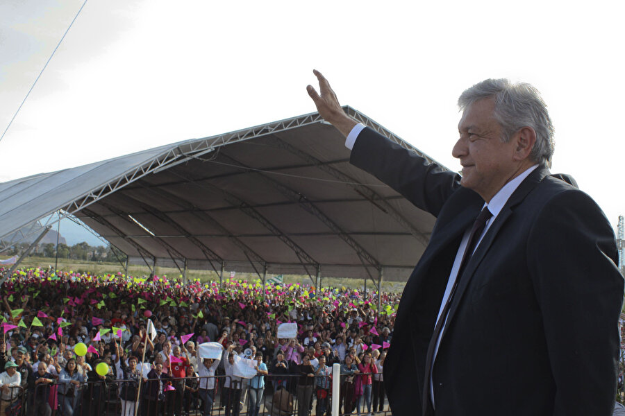 Mexico City belediye başkanlığı görevi

                                    Obrador, 2000 yılında PRD'den Mexico City belediye başkanı seçildi. Şehirdeki Obrador yönetimi, yaşlılar için sosyal yardım programları ve telekomünikasyon alanında yatırımları olan iş adamı Carlos Slim'in Mexico City'nin merkez çarşısını restorasyonuna destek vermesi gibi projelerle, kent sakinlerinden destek gördü. 2006 ve 2012'de devlet başkanlığı seçimlerinde yarışan Obrador üçüncü denemesinde zafer kazandı.
                                