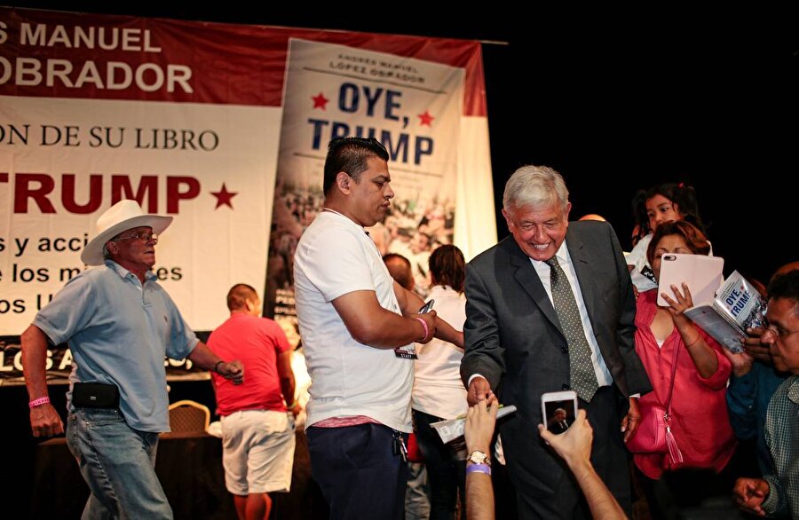 Meksika'yı Trump'ın 'şamar oğlanı' yapmama sözü
Obrador, Meksika'nın ABD Başkanı Donald Trump'ın "şamar oğlanı" olmasını izin vermeyeceğini söylüyor. "ABD ile dostluk ve karşılıklı saygıya" dayalı bir ilişki kurmayı istediğini belirtiyor.
ABD ile herhangi bir ticaret savaşına girmek istemediğini de söylüyor. Bununla birlikte Trump'ın göçmen karşıtı politikalarını ise "sorumsuz ve ırkçı" olarak nitelendiriyor.