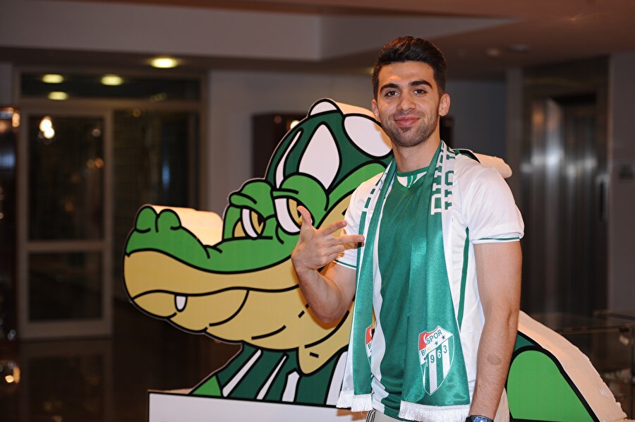 Emre Taşdemir, Bursaspor'a transfer olduğu dönemde böyle poz vermişti.