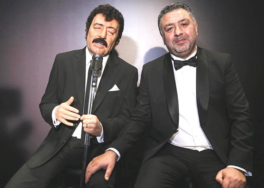 Mustafa Uslu'nun, Müslüm filim galasında Müslüm Gürses'in balmumu heykeliyle çektirdiği fotoğraf.