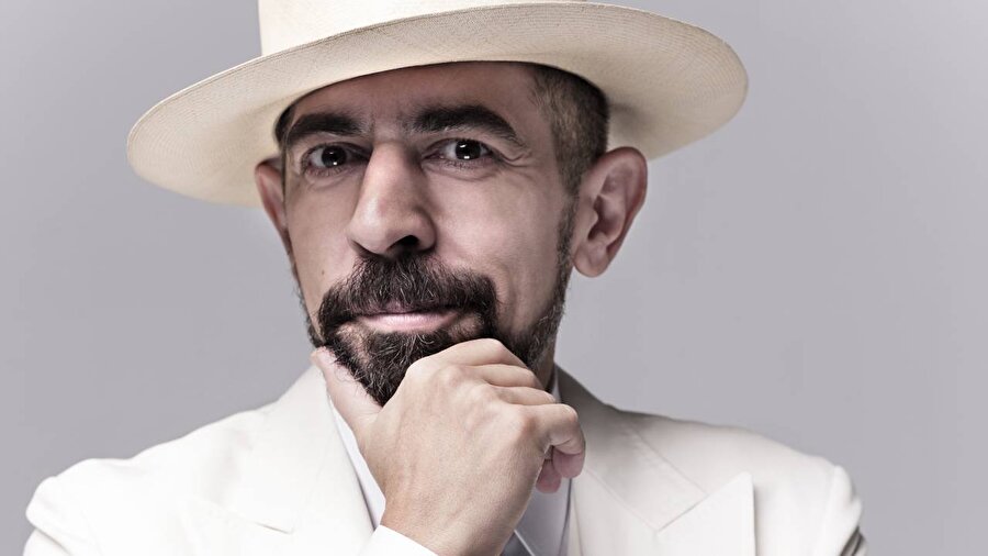 Okan Bayülgen.