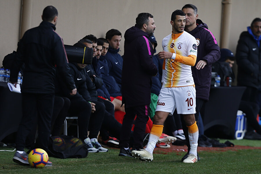 Belhanda oyundan çıkarken eldivenlerini yere attı.