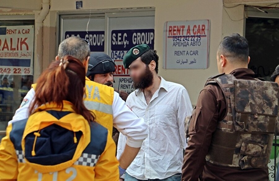 Özel harekat polisinin beresini verdiği genç ikna edildi.