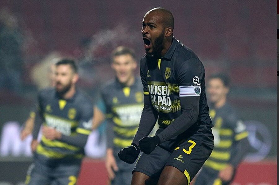 Marcao attığı golün sevincini yaşıyor.