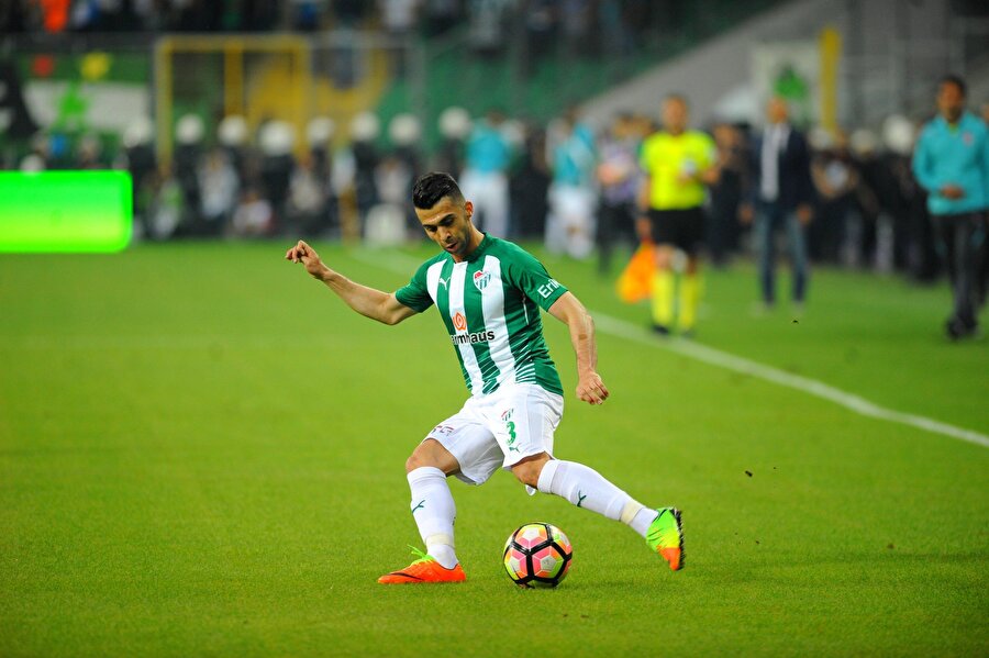 Emre Taşdemir orta açmaya hazırlanıyor.