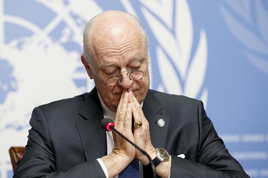 "Rejimin bahaneleri kabul edilebilir ve mantıklı değil"
Staffan de Mistura, Temmuz 2014'te devraldığı görev boyunca "rejim ve Rusya yanlısı" bir tutum sergiledi.Rejimin üç farklı BM arabulucusu ile girdiği müzakerelerdeki engelleyici tutumu Rusya'nın desteğiyle sağladığı askeri avantajdan kaynaklanırken, de Mistura, rejime görüşmeleri oyalaması için fırsat verdi.
Şubat 2017'de yeniden başlayan müzakereler, sene boyunca sürdü ancak BM Güvenlik Konseyi'nin 2254 sayılı kararıyla belirlenen siyasi geçişin yol haritasının dışına çıkıldı.
De Mistura, 15 Aralık 2017'de 8. turu sona eren görüşmelerin ardından yaptığı açıklamada görüşmelerin başarısızlıkla sonuçlandığını duyururken ilk defa rejimi sorumlu tuttu.Mistura, muhalefet heyetinin görüşmelerin içeriğini oluşturan geçiş yönetimi, anayasa, seçimler ve terörizmle mücadeleden oluşan 4 temel başlığın tamamını masaya yatırdığını, rejim heyetinin ise sadece terörizm başlığına odaklandığını söyledi.
Rejimin bahanelerinin kabul edilebilir ve mantıklı olmadığını kaydeden Mistura'nın sözleri, Annan ve İbrahimi'yi anımsattı.
De Mistura, 17 Ekim 2018'de istifasını açıkladı ancak Anayasa Komitesi çalışmalarının sürmesi gerekçesiyle görevini yıl sonuna dek sürdürdü.
BM Genel Sekreteri Antonio Guterres, kasımda Pedersen'i bu göreve atayacağını duyurdu.