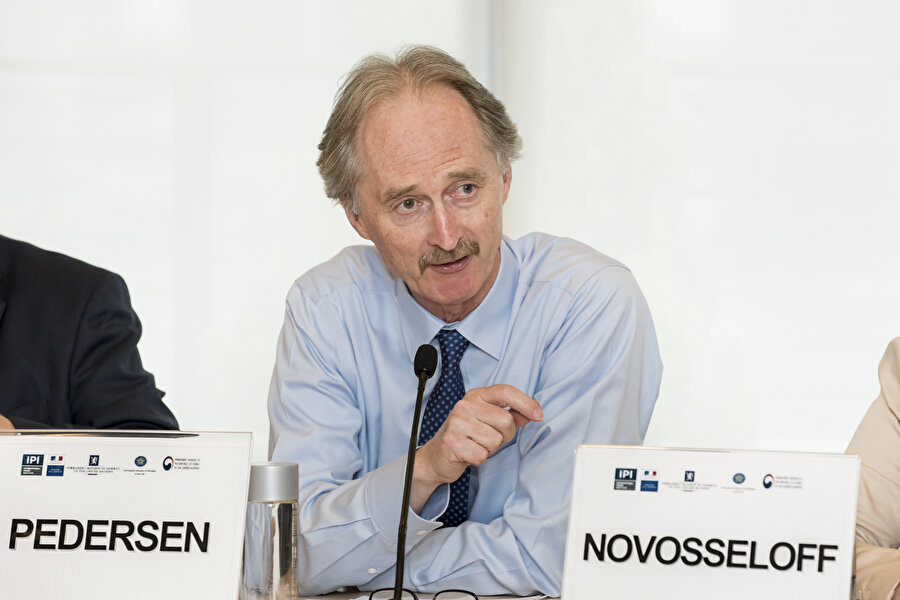 Pedersen kimdir? 
Oslo'da 1955'te doğan Pedersen, 9 Haziran 2017'den beri Norveç'in Pekin Büyükelçisi olarak görev yapıyordu. Yeni BM Temsilcisi, 1998-2003'te Norveç'in Filistin Temsilcisi görevini yürütmüş, İsrail hükümeti ile Filistin Kurtuluş Örgütü arasında 1993'te yapılan Oslo müzakerelerine katılmıştı. Pedersen, 2005-2008'de Lübnan'da üst düzey BM yetkilisi olarak çeşitli görevlerde bulundu. Norveçli diplomat, 2012-2017 döneminde New York'ta ülkesinin BM Daimi Temsilciliği ve bunun öncesinde ise Norveç Dışişleri Bakanlığının Barış ve İnsani İşler Dairesinde genel müdürlük görevlerini üstlenmişti.