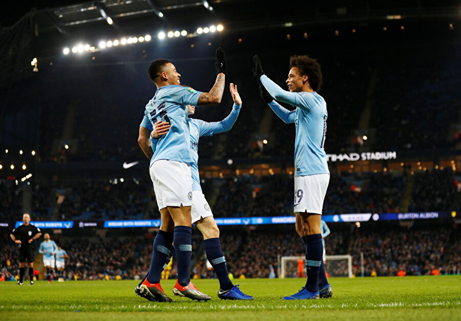 Manchester City forması giyen oyuncuların gol sevinci.
