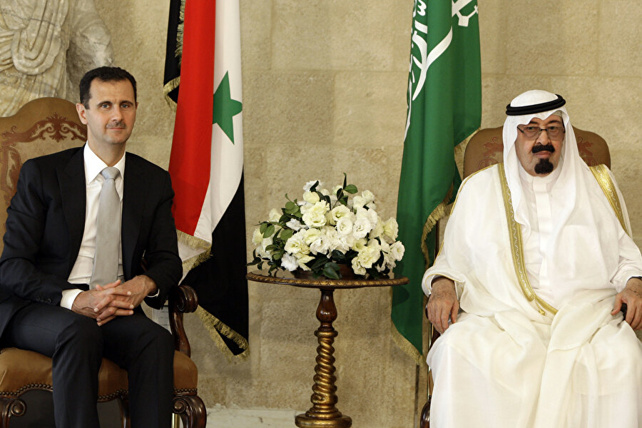 Suudi Arabistan da Şam'daki elçiliğini açıyor
Birleşik Arap Emirlikleri (BAE) ve Bahreyn'den sonra, Suudi Arabistan'ın da Suriye'nin başkenti Şam'daki büyükelçiliğini yeniden faaliyete geçireceği açıklandı. İngiliz Daily Telegraph gazetesinin haberine göre, Riyad yönetimi bu yılın ilk yarısı içinde, Şam'la diplomatik ilişkileri yeniden resmen tesis edecek. İki ülke arasındaki münasebetler, 2011 yılında Arap Baharı'nın patlak vermesiyle kopmuştu.