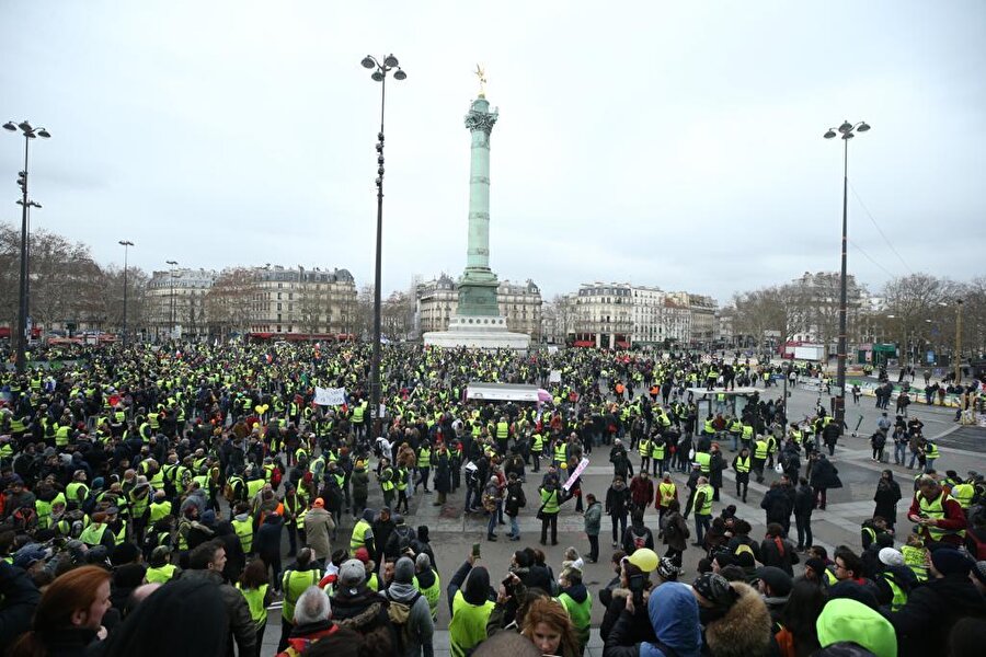 Fransa'da Sarı Yelekliler protesto gösterilerine devam etti.