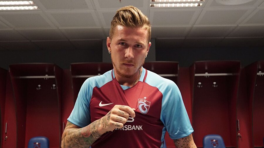 Kucka kulübün sosyal medya kanalı tarafından hazırlanan video için poz veriyor.
