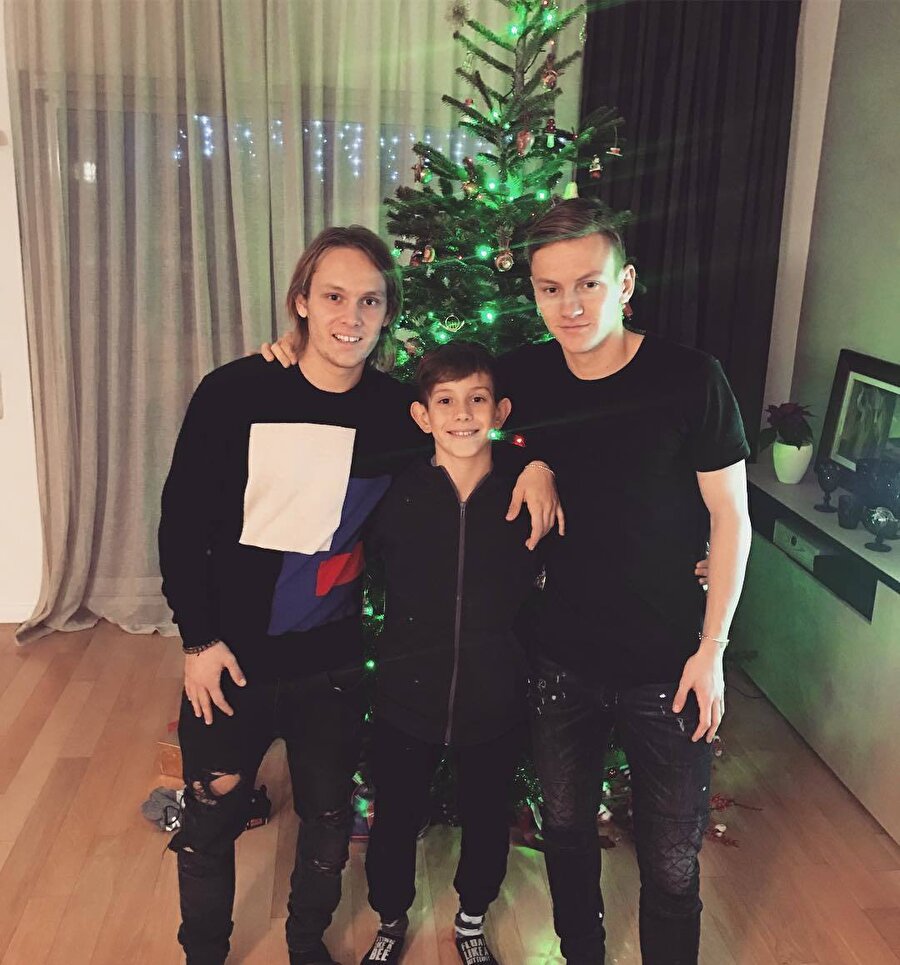 Alen Halilovic kardeşleriyle birlikte yılbaşını kutluyor.