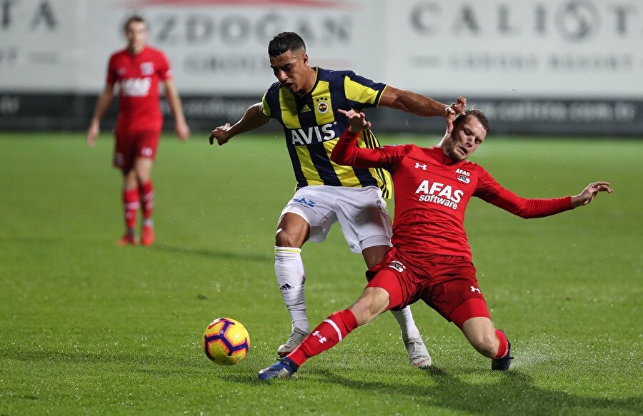 Nabil Dirar hazırlık maçında rakibiyle ikili mücadeleye giriyor.