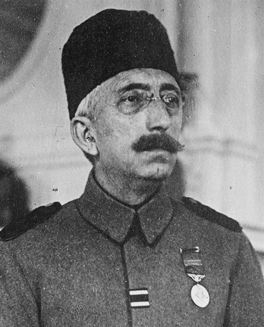 Mehmed Vahdeddin (1918 – 1922)

                                     Osmanlı padişahı Sultan Vahdeddin devletin 36. Hükümdarı. 4 Ocak 1861’de Dolmabahçe Sarayı’nda doğdu. Babası Sultan Abdülmecid, annesi Gülistü Kadınefendi. 1918 yılında Sultan Mehmet Reşat hayatını kaybedince VI. Mehmet lakabı ile tahta çıktı ancak daha çok Sultan Vahdeddin olarak anıldı. Veliaht olarak bulunduğu yıllarda, Birinci Dünya Savaşı çıktı. Savaş sırasında Osmanlı Devleti'nin veliahtı olarak Almanya'ya resmî bir gezi yaptı. Bu seyahatinde yanında Mustafa Kemal de bulunudu. Sultan Mehmed Reşad'ın ölümü üzerine, Sultan Altıncı Mehmed Vahdeddin sanı ile padişah oldu.
                                
