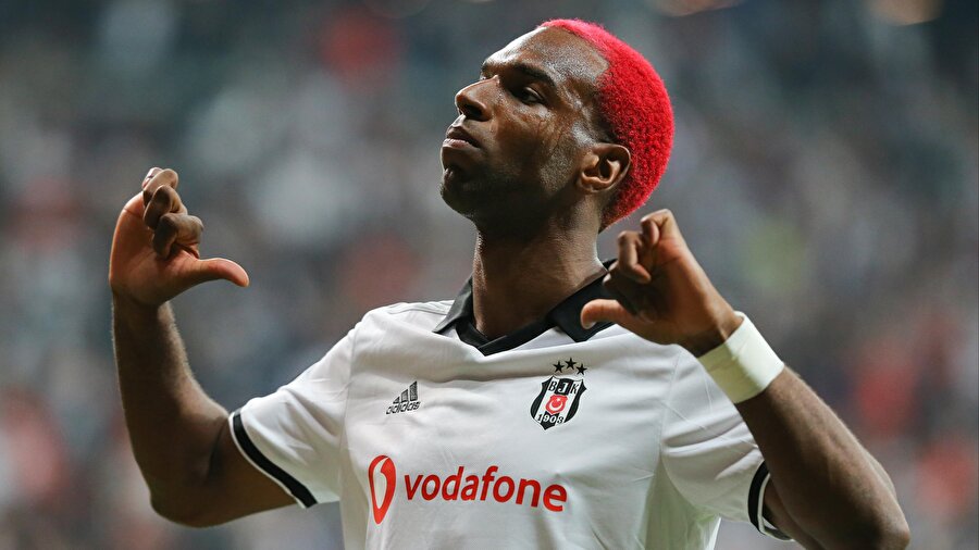 Ryan Babel attığı golün sevincini taraftarlarla paylaşıyor.