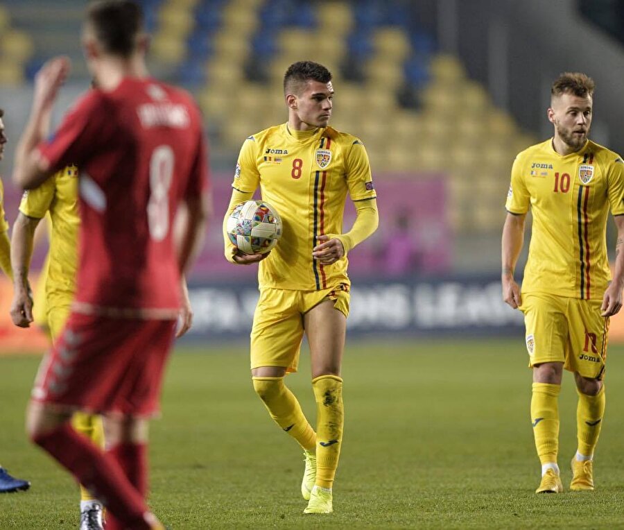 Ianis Hagi duran topu kullanmak için topun başına geçiyor.