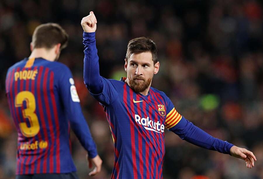 Lionel Messi attığı golün sevincini tribünlerle paylaşıyor.