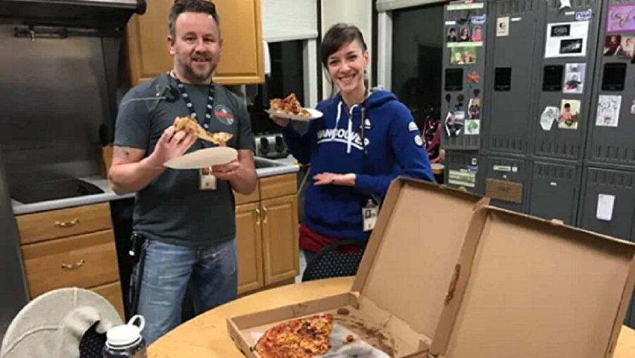 Portland-Maine'deki hava trafik kontrolörleri, Moncton'daki meslektaşlarının gönderdiği pizzaları yiyor.