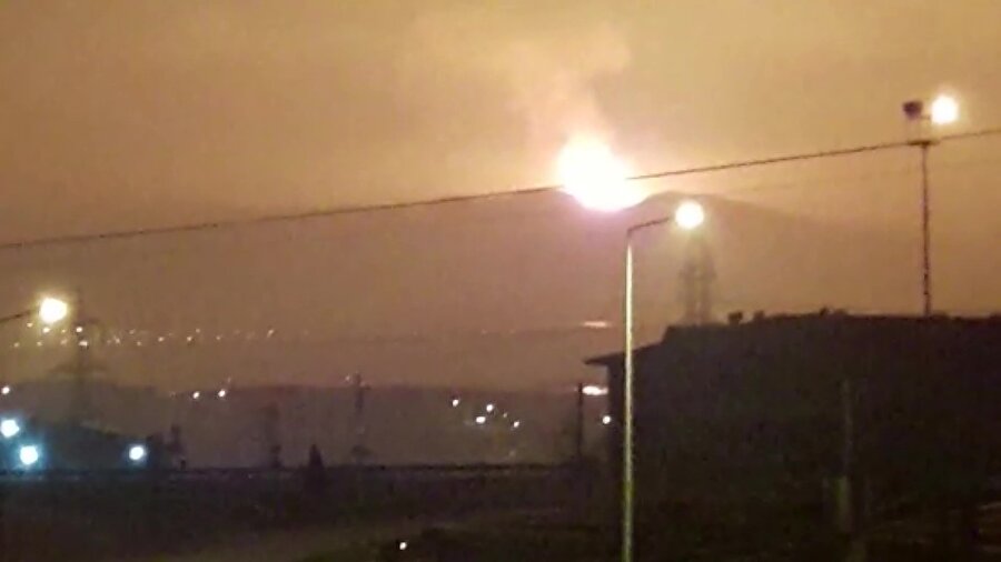 Doğalgaz hattında gelen patlama sonrası dağlık alanda yangın çıktı.