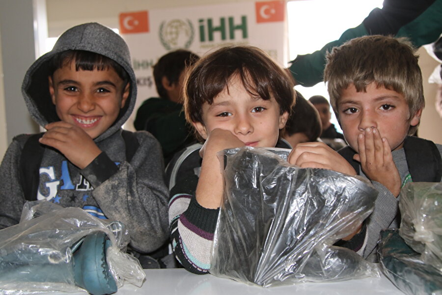 20 bin çizme ve 22 bin kazak dağıtımı gerçekleştirildi.