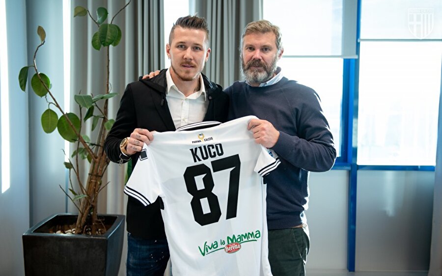 Juraj Kucka, 87 numaralı Parma formasıyla pozunu veriyor.