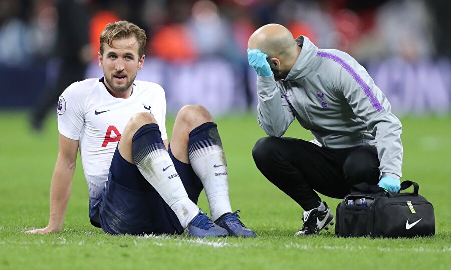 Harry Kane kulüp doktoruyla birlikte sakatlığını değerlendiriyor.