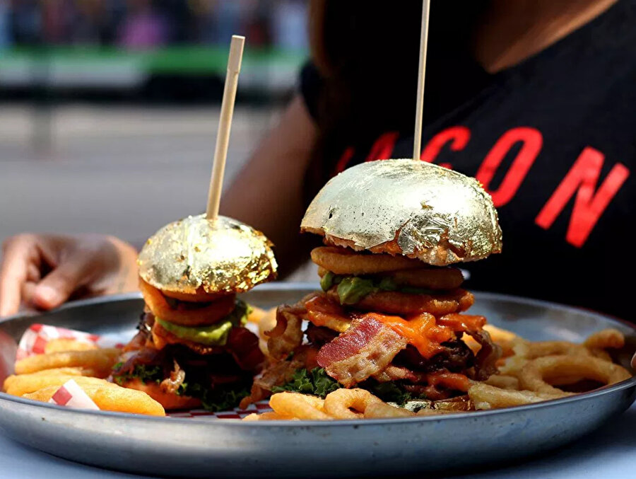 6. 'Burg'Khalifa

                                    Wagyu sığırlarından elde edilen et ile yapılan dünyanın en pahalı hamburgerleri, Dubai'de Roadery restoranda satılıyor.
                                