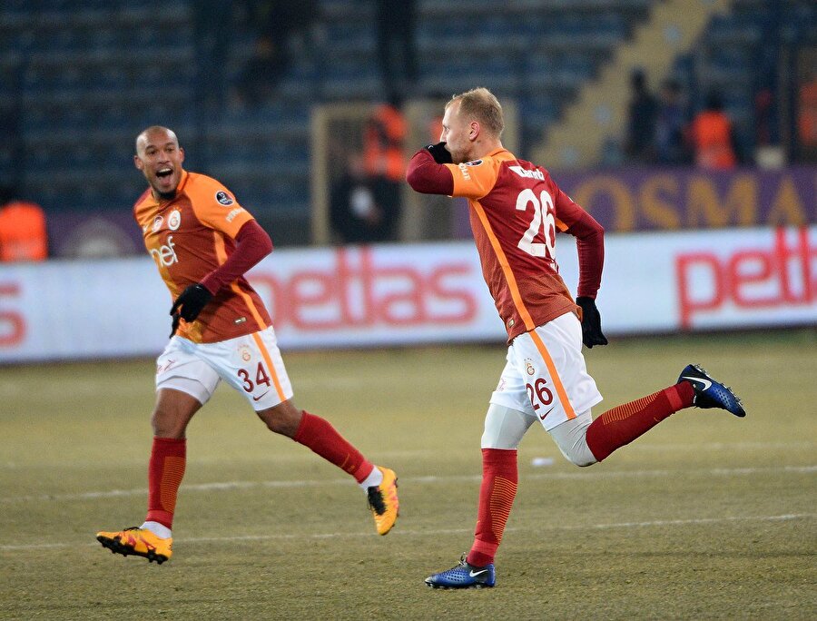Semih Kaya attığı golün ardından tribünlere koşuyor.