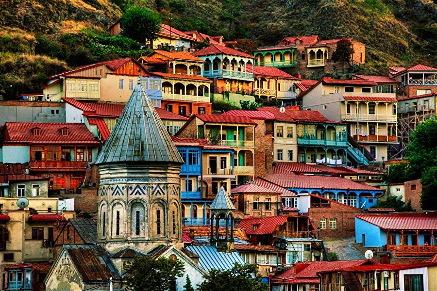 Gürcistan
İstanbul’dan tarifeli uçuşlarla ulaşılabilen Batum Havalimanı, pasaportsuz gidilen yerlerin başında geliyor.
Karadeniz’in kıyısında buluna Gürcistan, Trabzon ve Artvin’e gayet yakın konumda bulunuyor. Sovyetler Birliği'nin dağılmasından sonra bağımsızlığını ilan eden Gürcistan‘ın tarihi Taş Devri’ne kadar dayanıyor.
Haftanın her günü İstanbul-Batum seferlerinin yapılıyor olması da Batum’u cazip hale getiren özelliklerden biri aslında. Gürcistan’ın en ünlü şehri Batum görülmeye değer tek şehri değil.
Batum’un dışında başkent Tiflis, Rioni Nehri’nin kıyısına kurulu ülkenin ikinci büyük şehri Kutayıs ve Signagi, Gürcistan’ın gezip görülebilecek en bilindik şehirleri arasında yer alıyor.
