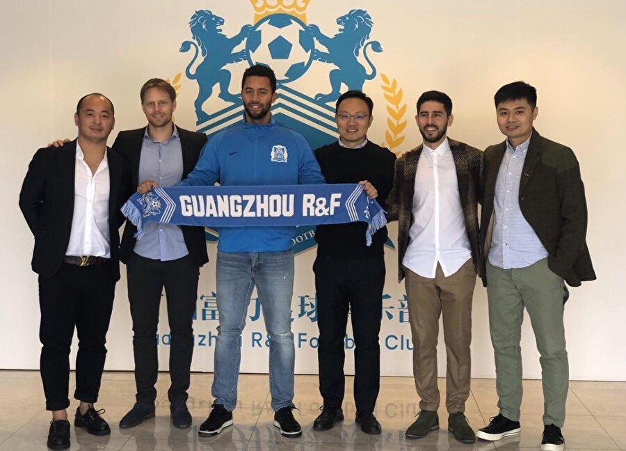 Mousa Dembele yeni takımının atkısıyla poz verdi.