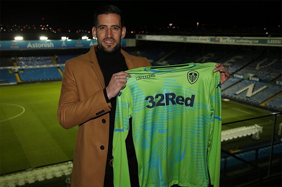 Kiko Casilla, Leeds United formasıyla böyle poz verdi.