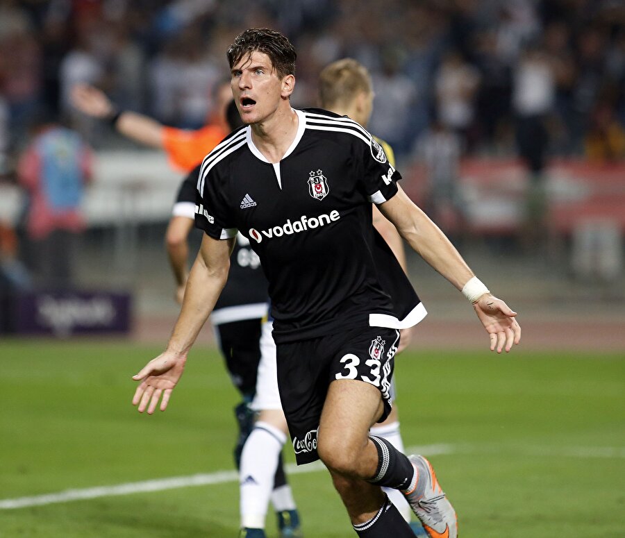 Mario Gomez attığı golün sevincini yaşamak için tribünlere koşuyor.